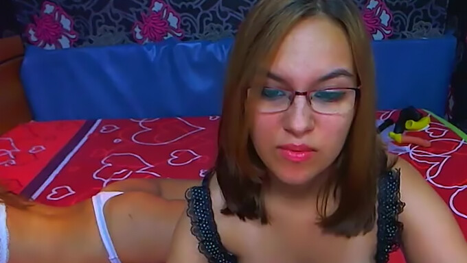 Două fete bisexuale fierbinți își explorează dorințele pe webcam