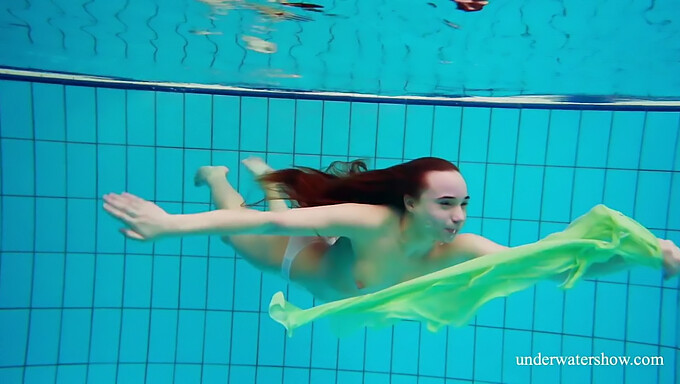 Nina Mohnatka dévoile son jardin non rasé lors d'un strip-tease sous la douche chaude