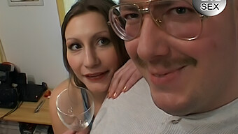 Europäisches Luder Gibt Nach Wilder Party Einen Deepthroat Blowjob