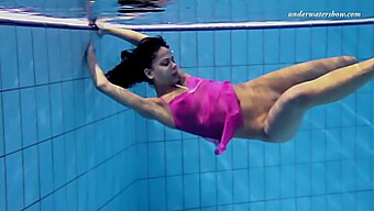 Unterwasserschönheit Zlata Beim Poolschwimmen