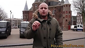 Echte sekswerker geeft een blowjob en heeft gemeenschap met een buitenlandse bezoeker