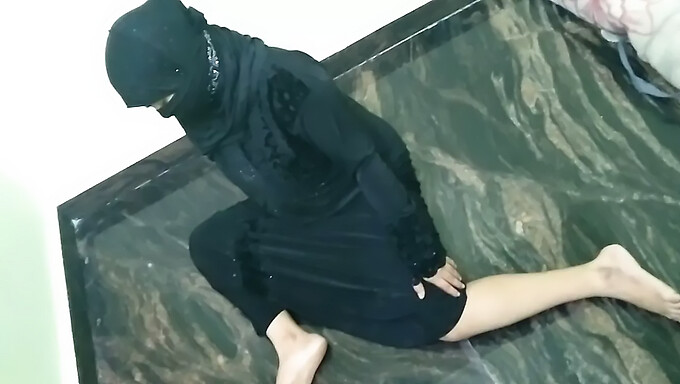 Chico gordo con pezones grandes se involucra en sexo hijab