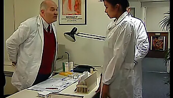 Peitos Vintage E Chupada Na Buceta Em Vídeo Hardcore De Médico