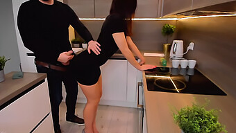 Pareja Amateur Se Involucra En Sexo En La Cocina Y Corrida Facial