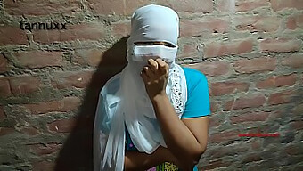 Adolescenta experimentează prima dată sexul anal cu iubitul ei în pauza de Crăciun din India