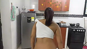 Daniela, Mi Vecina De Grandes Tetas Naturales, Se Pone Traviesa Cuando Mi Esposa No Está En El Trabajo