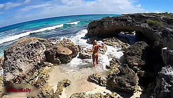 ¡Increíble! ¡Mira a una turista grabando una chica dándose placer junto al mar!