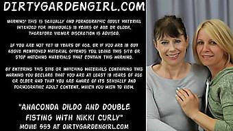 Nikki Curly Ägnar Sig Åt Extrem Anallek Med En Stor Dildo Och Dubbel Knytnäve.