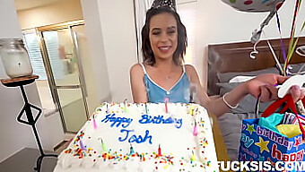 Aria Valencia y Joshua Lewis celebran un cumpleaños con una sensual sorpresa