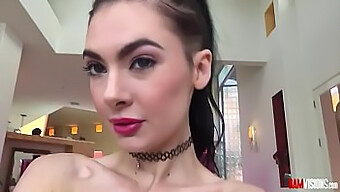 Marley Brinx, Una Joven Morena, Preparándose Para Su Escena Anal Intensa