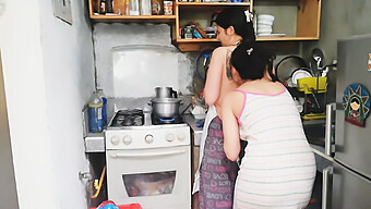 Gadis Marah Berusia 18 Tahun Menikmati Seks Dengan Amatur Di Dapur.