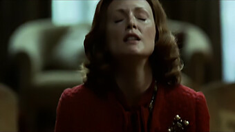 Julianne Moore ให้ Handjobs แบบไม่ลดละของแม่เลี้ยงของเธอ