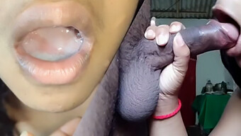 Remaja Sri Lanka Amatur Memberikan Blowjob Deep Throat Dan Menerima Sperma Di Mulutnya