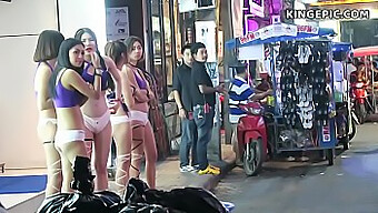 Des Filles Thaïlandaises Sans Inhibition Offrent Un Service De Première Qualité À Bangkok