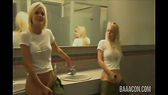 Jesse Jane Og Riley Steele Imponerer Med Sine Muntlige Ferdigheter I En Trekant På Badet.