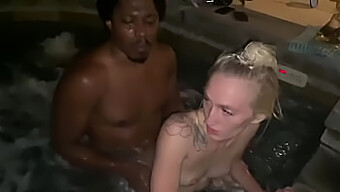 Victoria Gracen Und Daddy Panda Genießen Eine Freche Interracial Begegnung Im Whirlpool