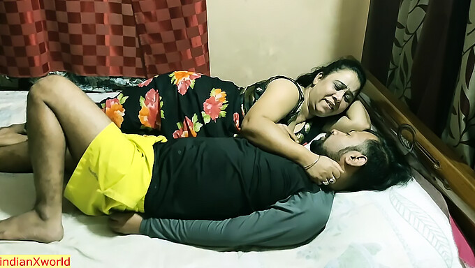 MILF Desi se entrega a un juego caliente y sexo intenso con su inocente esposo