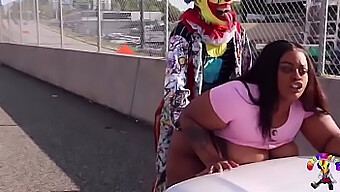 Gibby il clown si diverte in un incontro bollente con una donna di colore formosa su una famosa autostrada di Atlanta