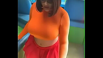 Velma in njen partner se predajata eksplicitnemu cosplayu